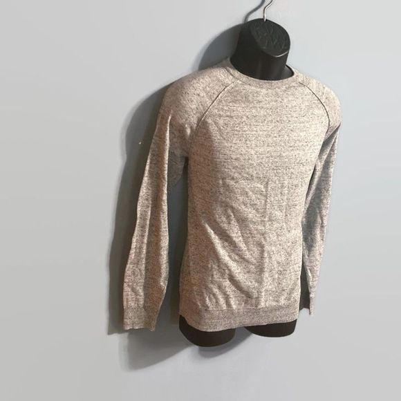 Old Navy Men's Light Gray Crewneck Long Sleeve Sweater - Picture 2 of 10